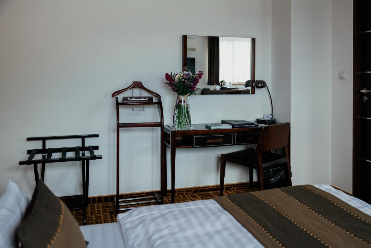 Troyer Hotel